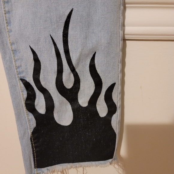 Distressed Flaming Mama Jeans 🔥 - Picture 4 of 6